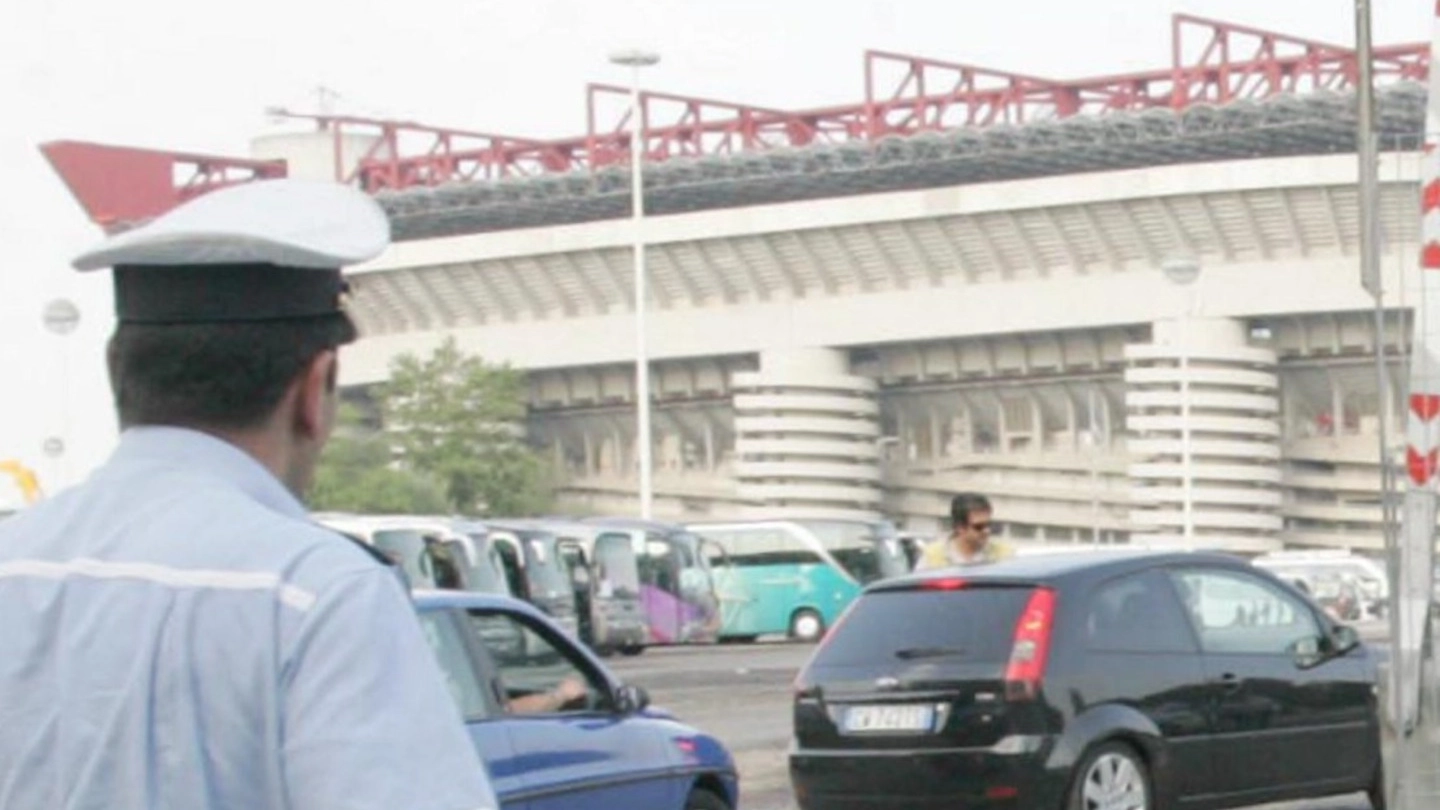 SOSTITUZIONE Ci penseranno  i poliziotti a evitare  il caos viabilistico  nel derby Milan-Inter  in programma stasera : la Questura  ha predisposto un piano per regolare il traffico intorno allo stadio  di San Siro 
