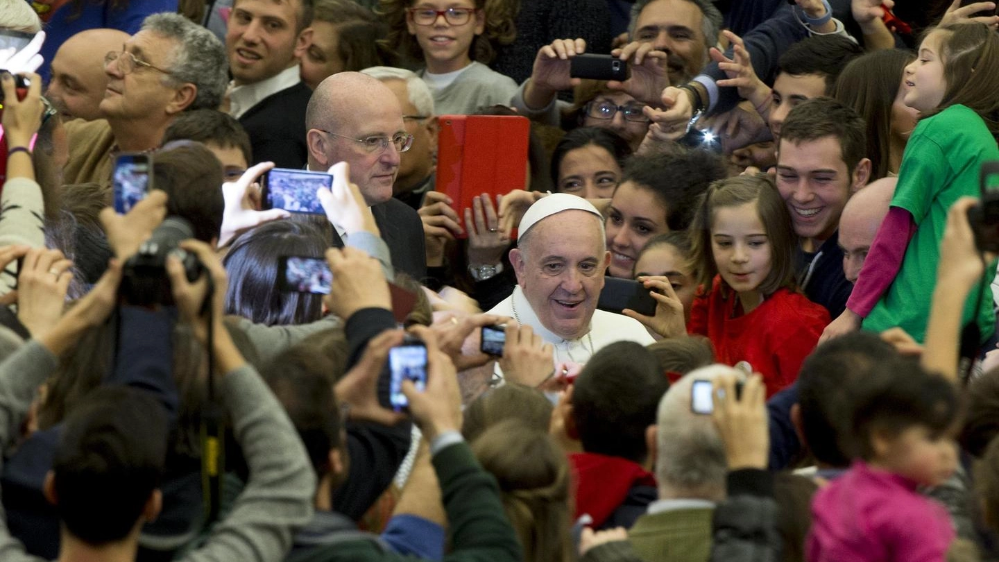 Papa Francesco al meeting annuale con le famiglie numerose (ANSA / CLAUDIO PERI)