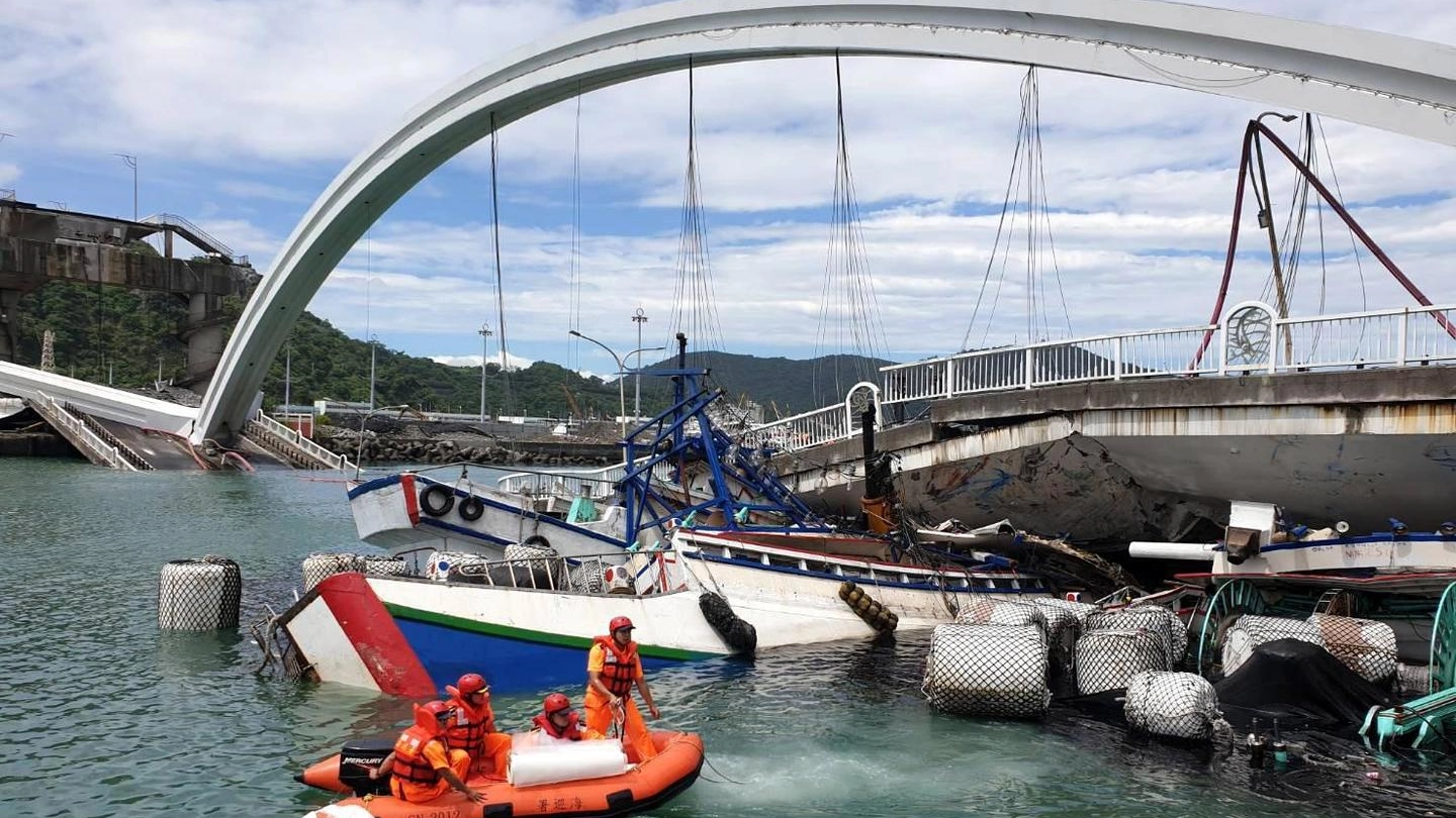 Taiwan, crolla un ponte. Feriti e dispersi (Ansa)