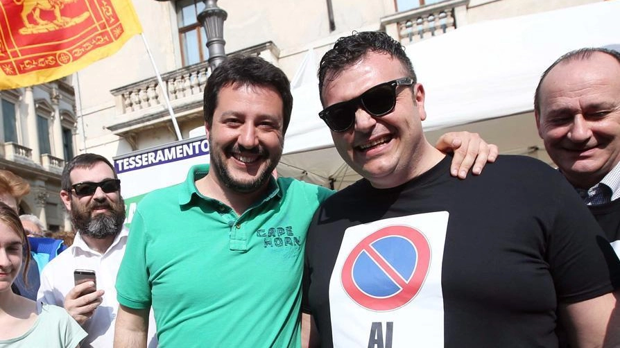 Il sindaco di Albettone, Joe Formaggio, con Matteo Salvini (Ansa)