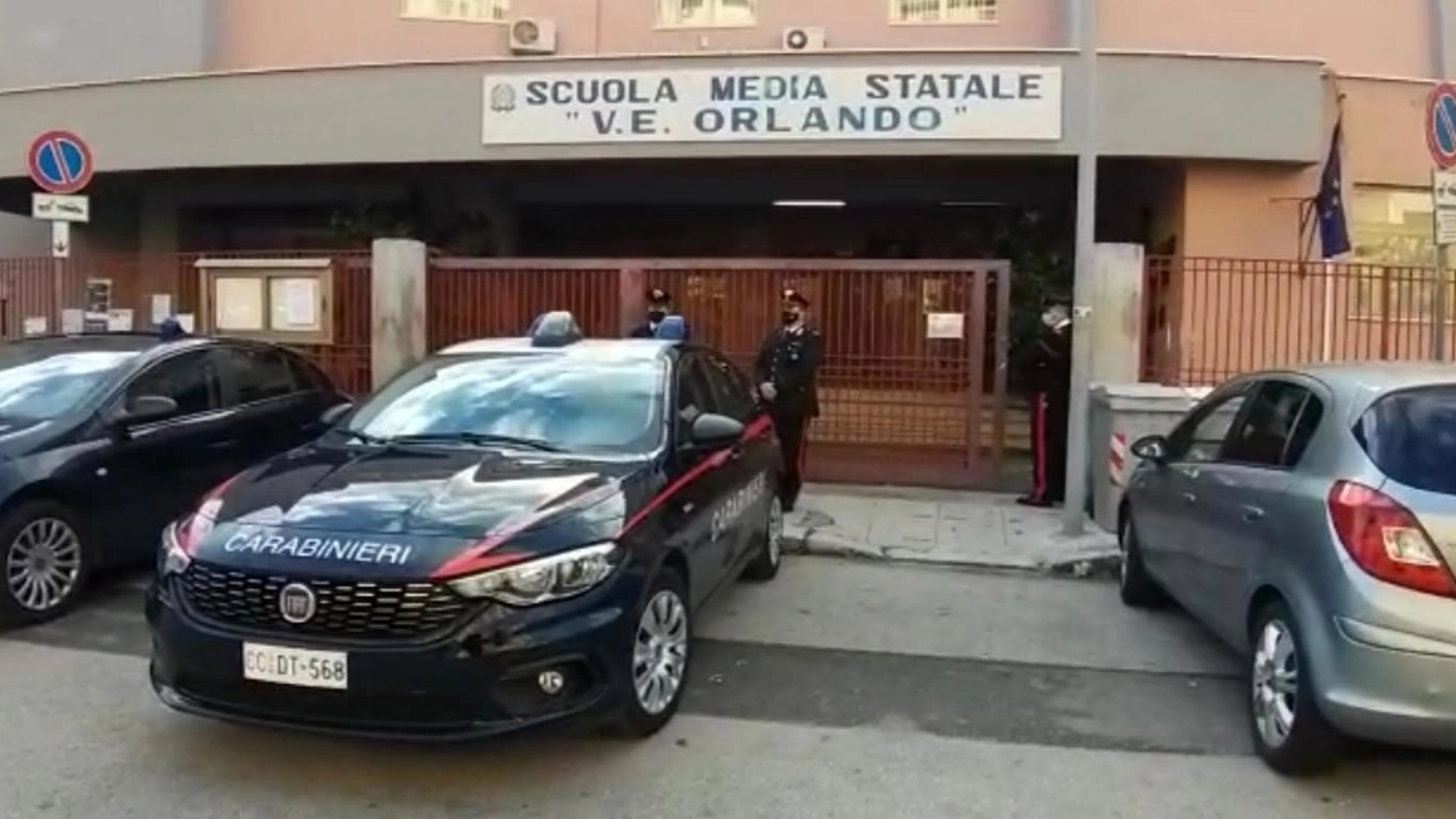 I carabinieri davanti alla scuola media dove è morta una ragazzina di 10 anni (Ansa)