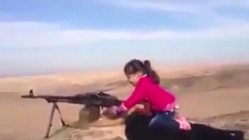 Bambina curda "spara" ai jihadisti nel video del DailyMail