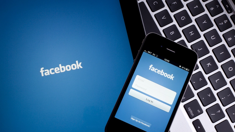 Facebook su smartphone e desktop