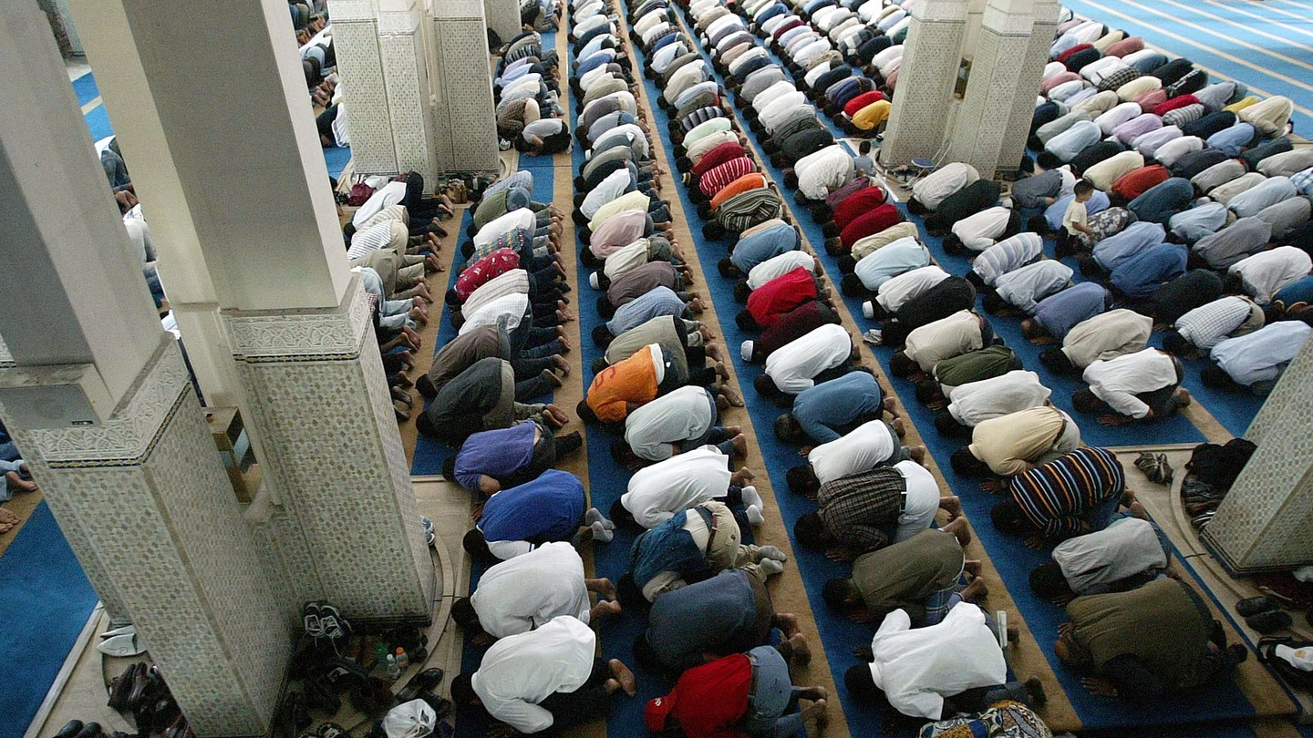 Preghiera in una moschea (foto d'archivio)