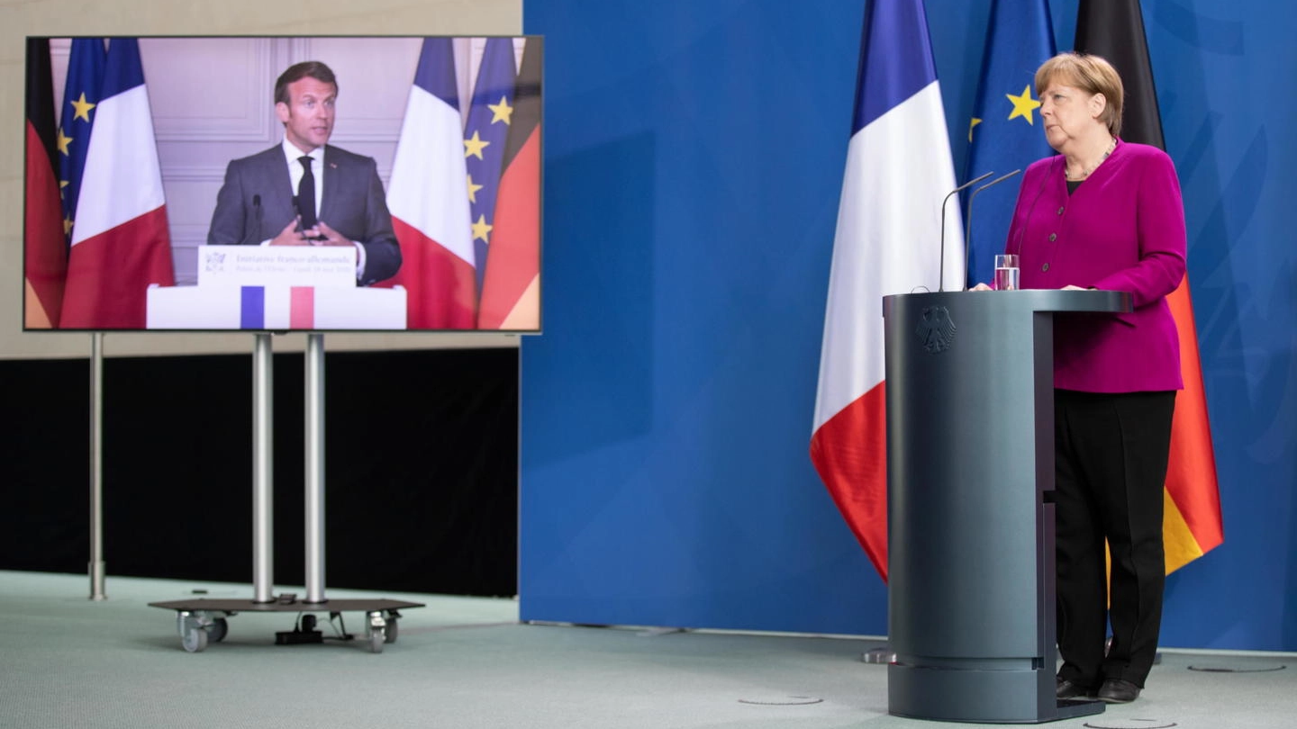 La conferenza stampa 'a distanza' di Angela Merkel ed Emmanuel Macron (Ansa)