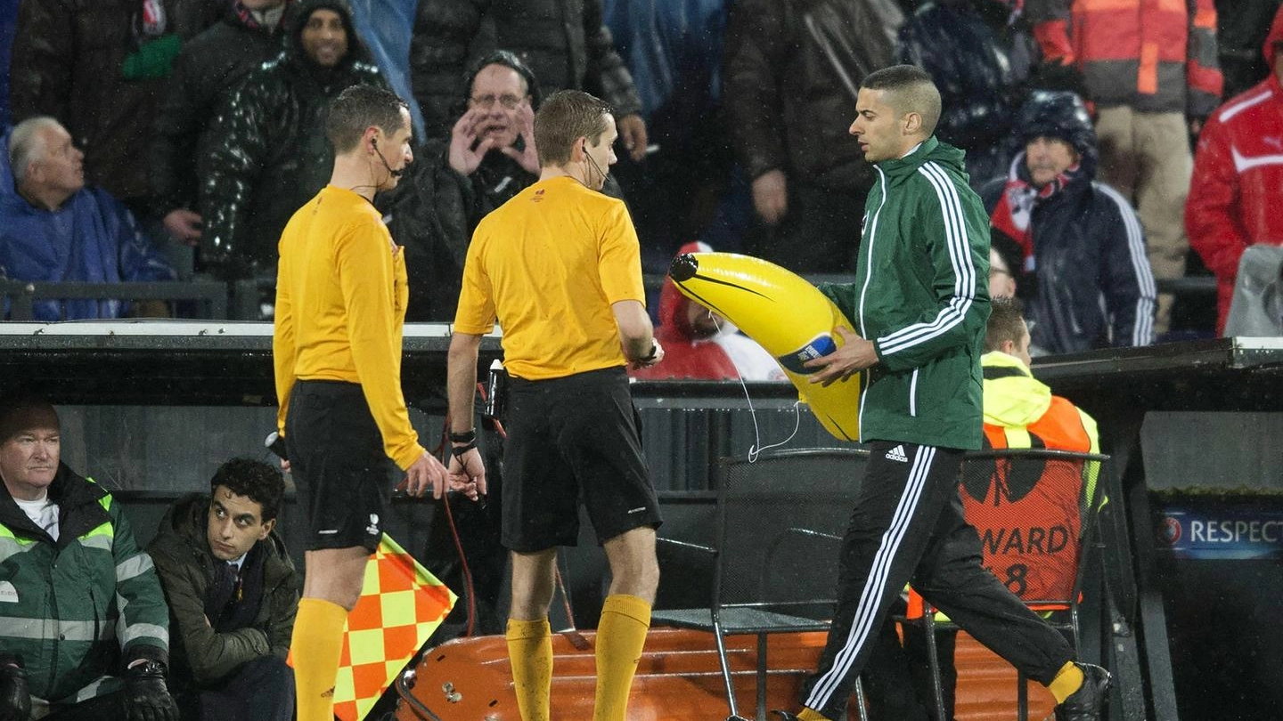 La banana lanciata a Gervinho durante Feyenoord-Roma (Ansa)