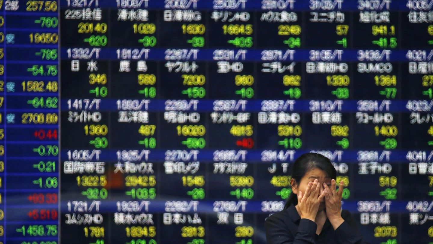 Borse, 'panic selling' a Hong Kong e Shanghai (Ansa)