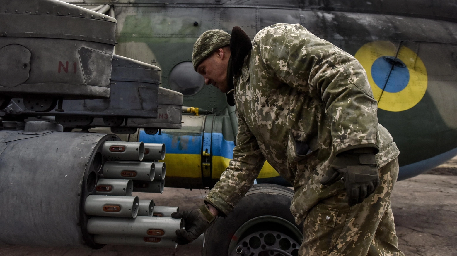 Un militare ucraino carica missili su un elicottero da combattimento (Ansa)