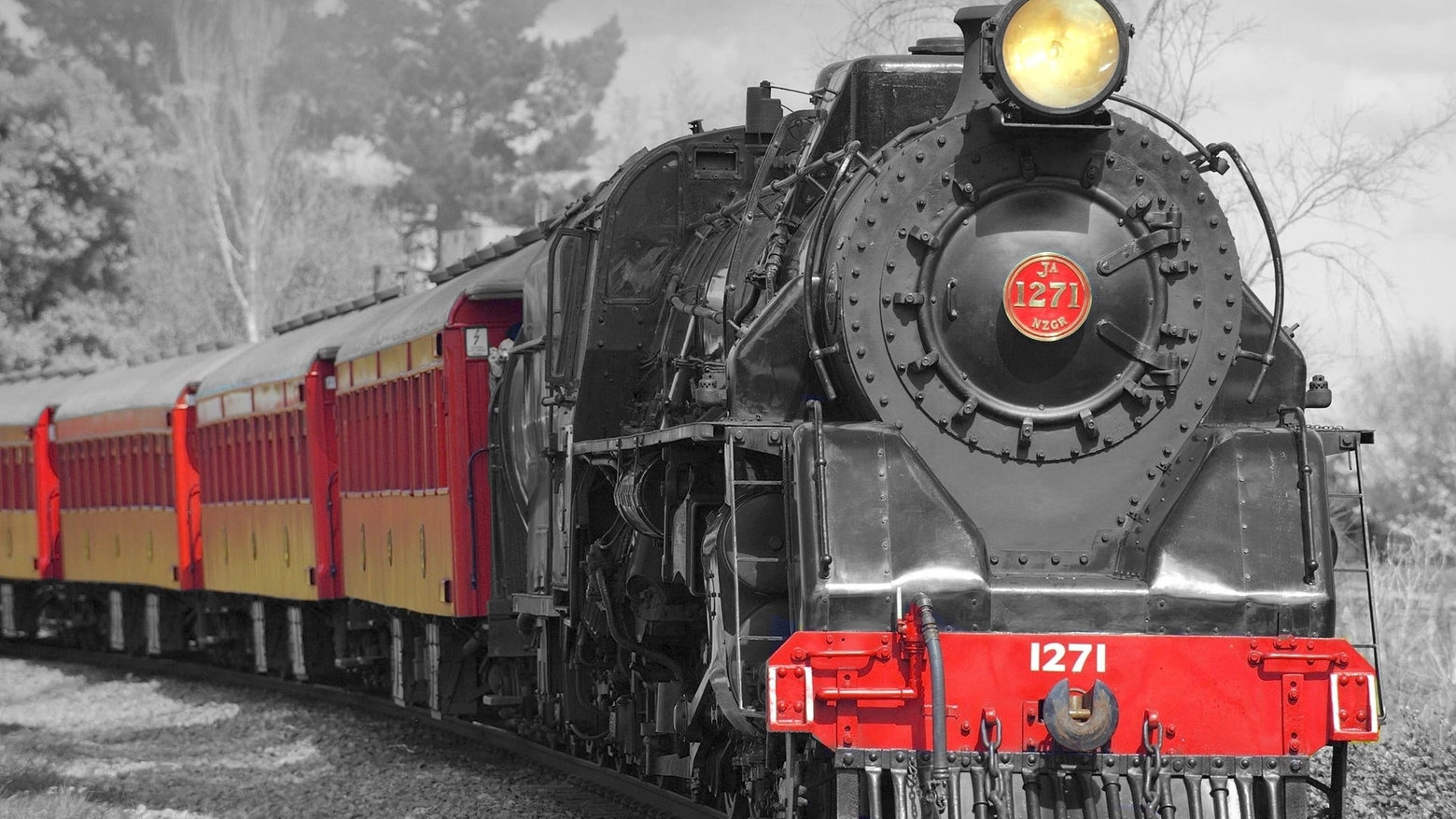 locomotive-229237_1920