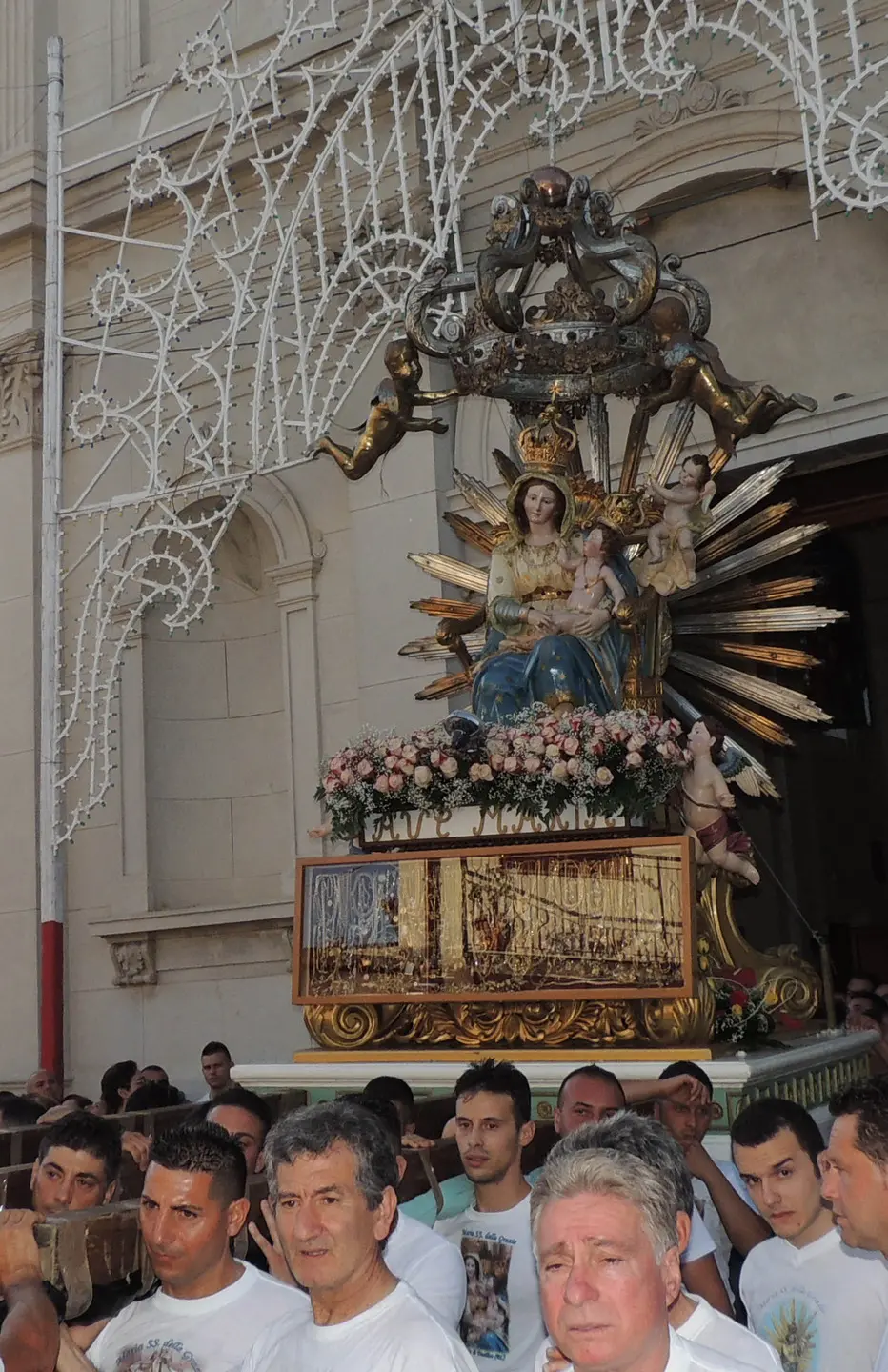 Calabria, identificati i 25 autori dell'inchino al boss durante la processione