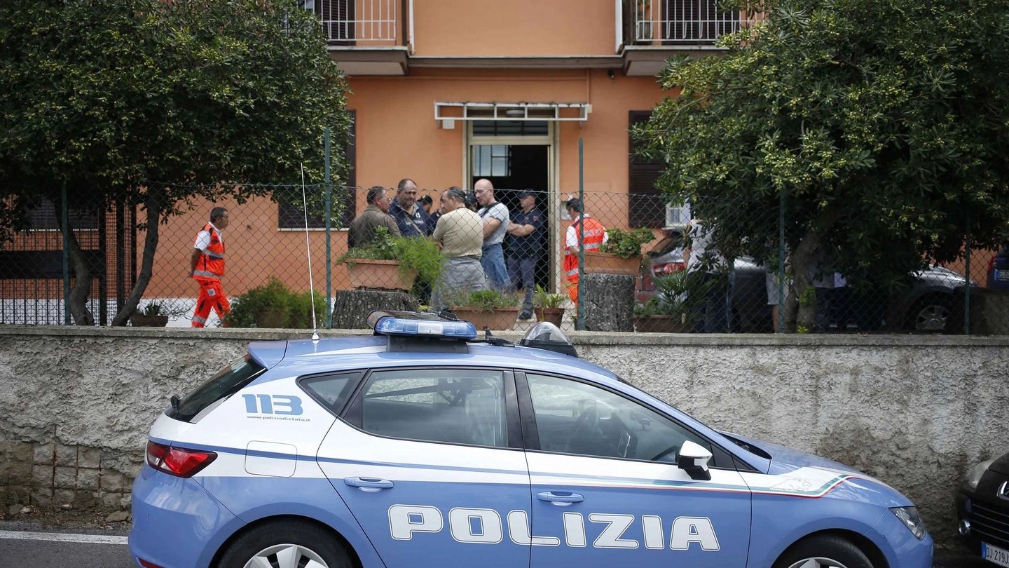 La polizia davanti la casa della donna trovata morta alla Magliana (Lapresse)