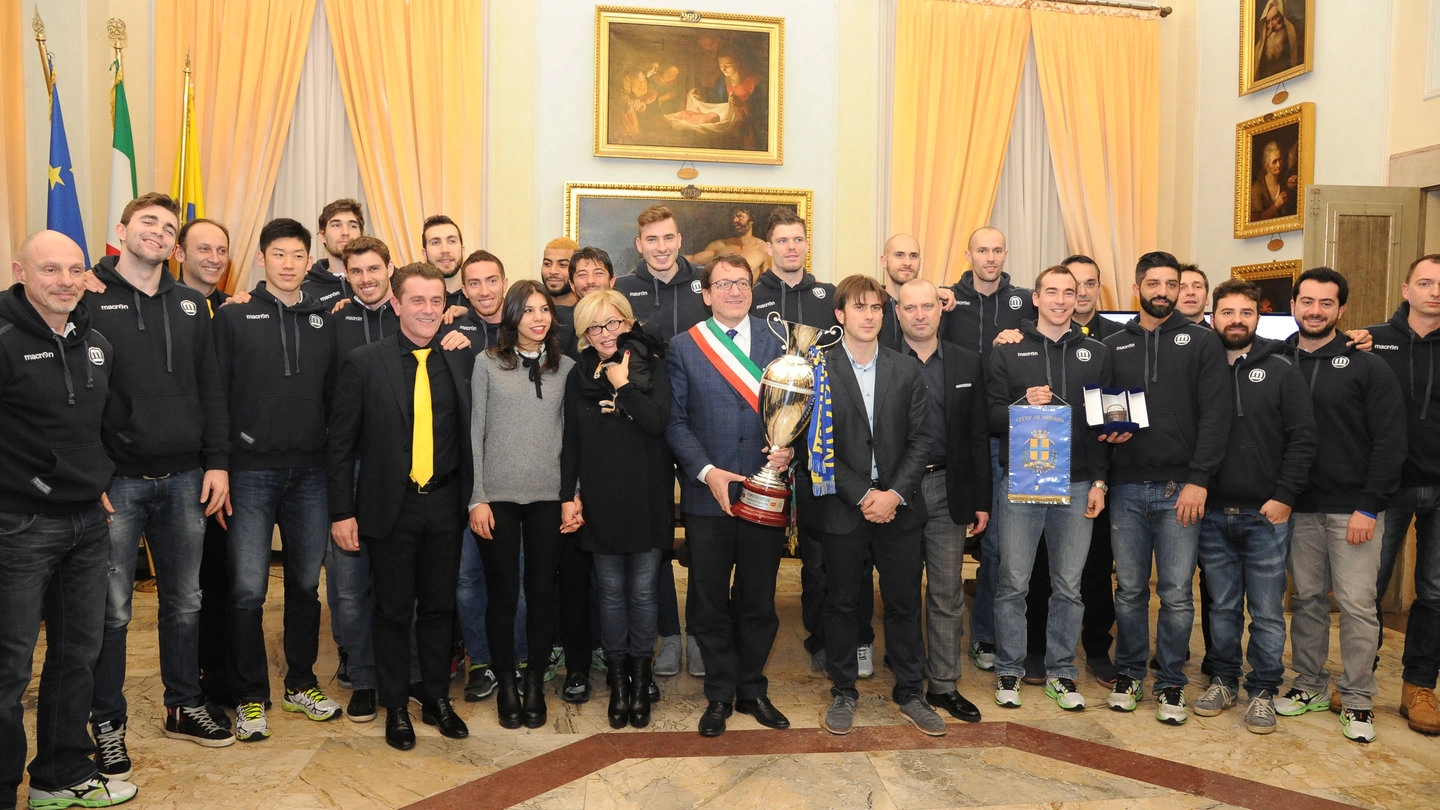 Il sindaco Muzzarelli e il governatore Bonaccini con giocatori e dirigenza gialloblù in Comune (Foto Fiocchi)