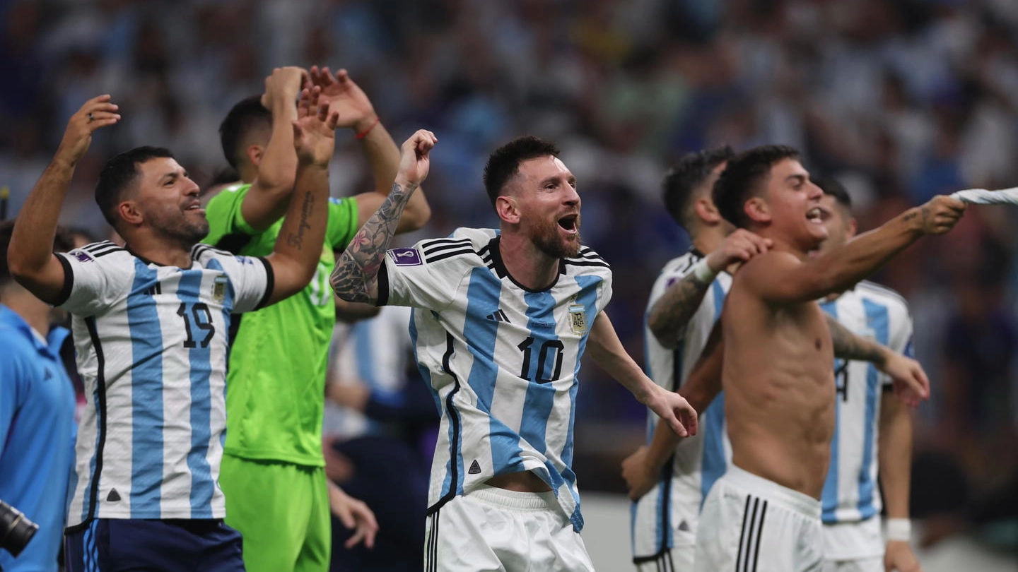 Leo Messi festeggia la conquista del Mondiale (Ansa)