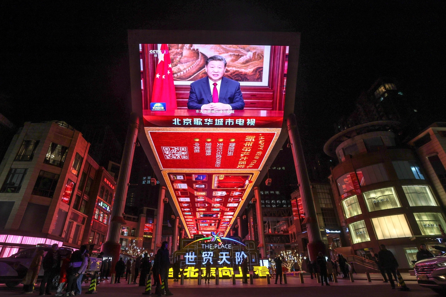 Pechino, la gente assiste al discorso di fine anno di  Xi Jinping (Ansa)