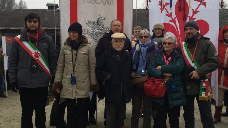 Il sindaco Paolo Masetti (a destra) in Polonia con la delegazione toscana del Treno della Memoria