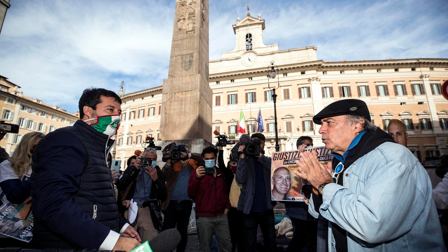 Matteo Salvini con Enrico Montesano in piazza Montecitorio (Ansa)