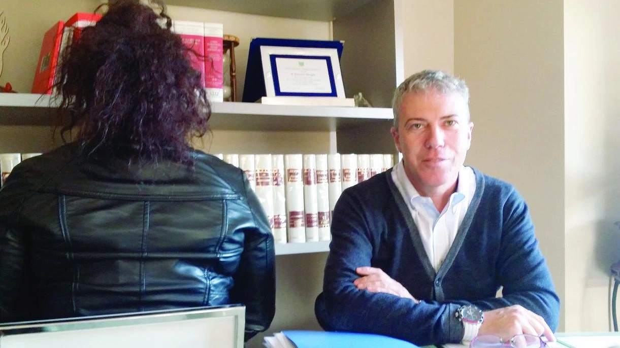 L'avvocato Francesco Miraglia con la giovane traumatizzata dall'esperienza di baby squillo