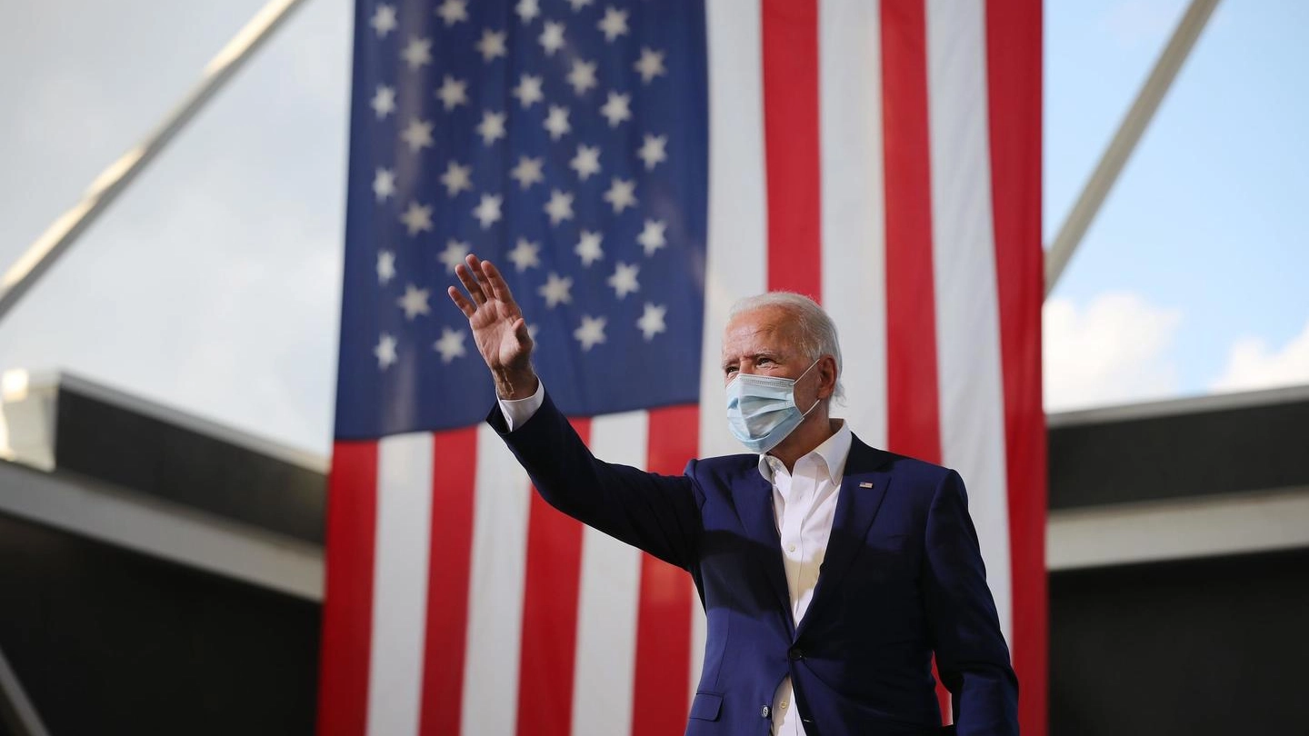 Il candidato democratico Joe Biden indossa la mascherina (Ansa)