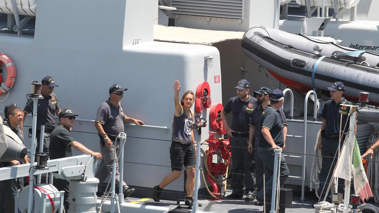 Carola Rackete a Porto Empedocle sbarca dalla motonave della Gdf (Ansa)