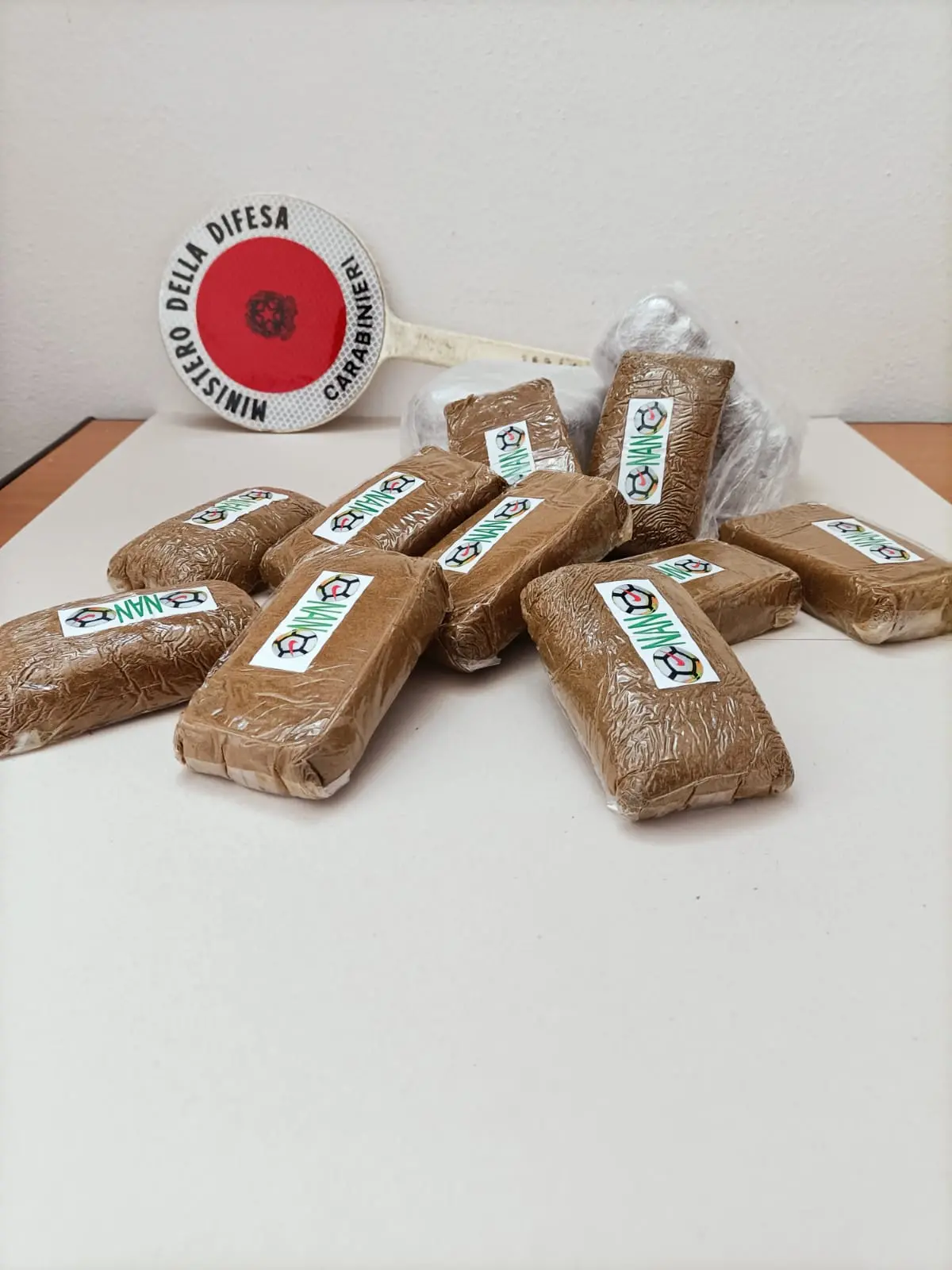 Armi, hashish e cocaina nascosti nel centro di Napoli: sequestrati 3 chili di droga