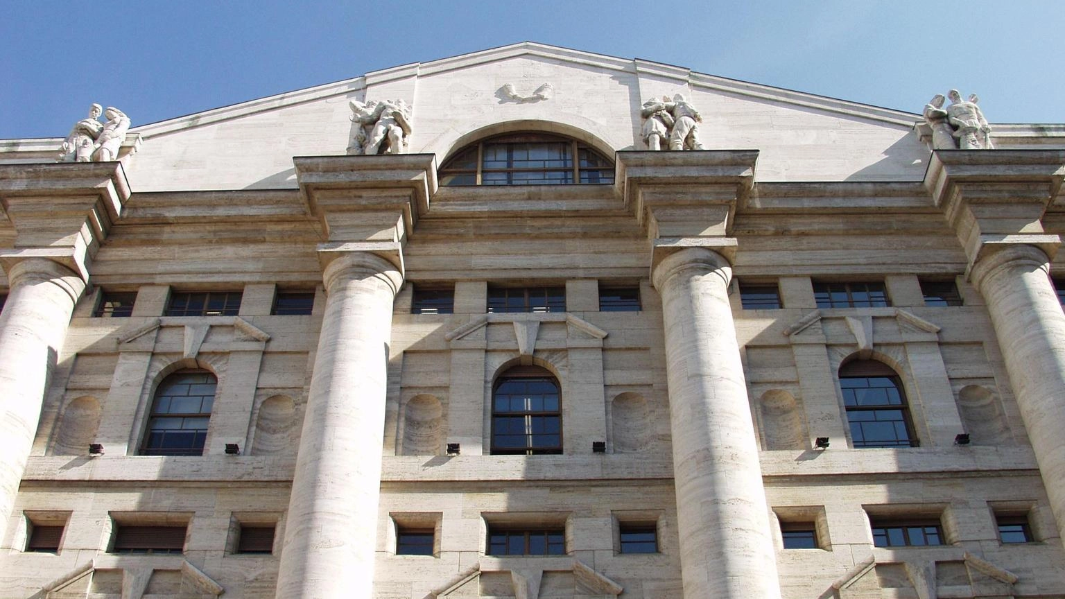 Borsa: Milano prosegue positiva con le banche, in luce Tenaris