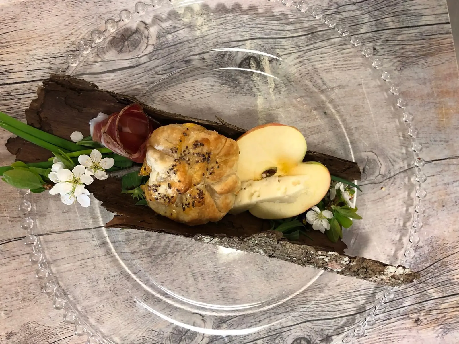 Tortino di sfoglia con mele, speck e Asiago Dop