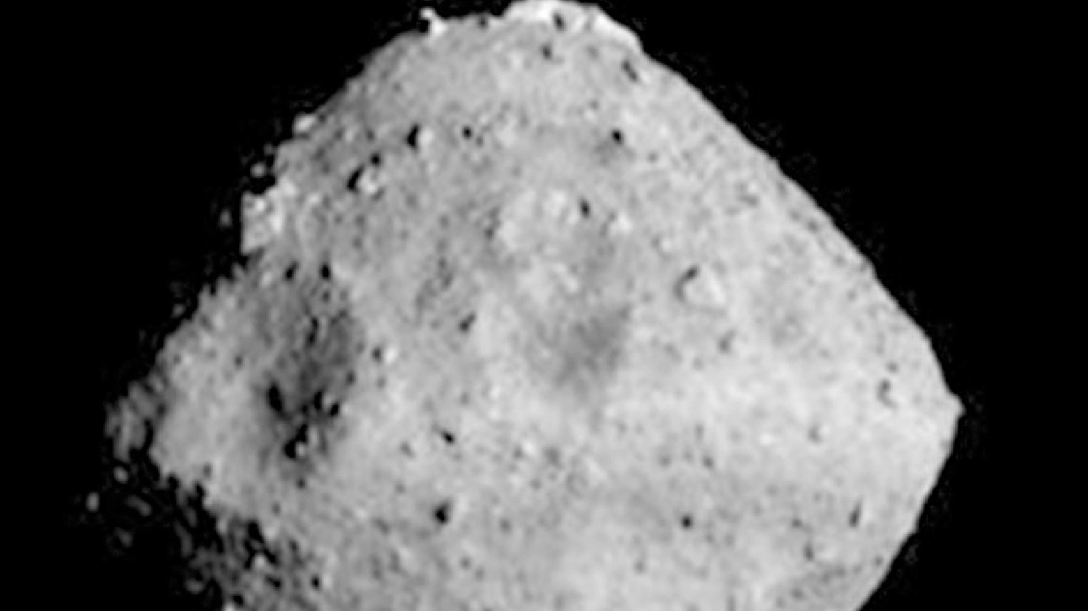 L'asteroide di Ryugu in un'immagine dell'agenzia aerospaziale giapponese (Ansa)