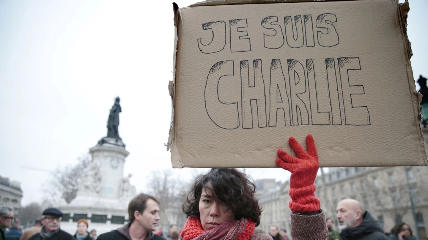 Charlie Hebdo, una manifestante a Parigi (Afp)