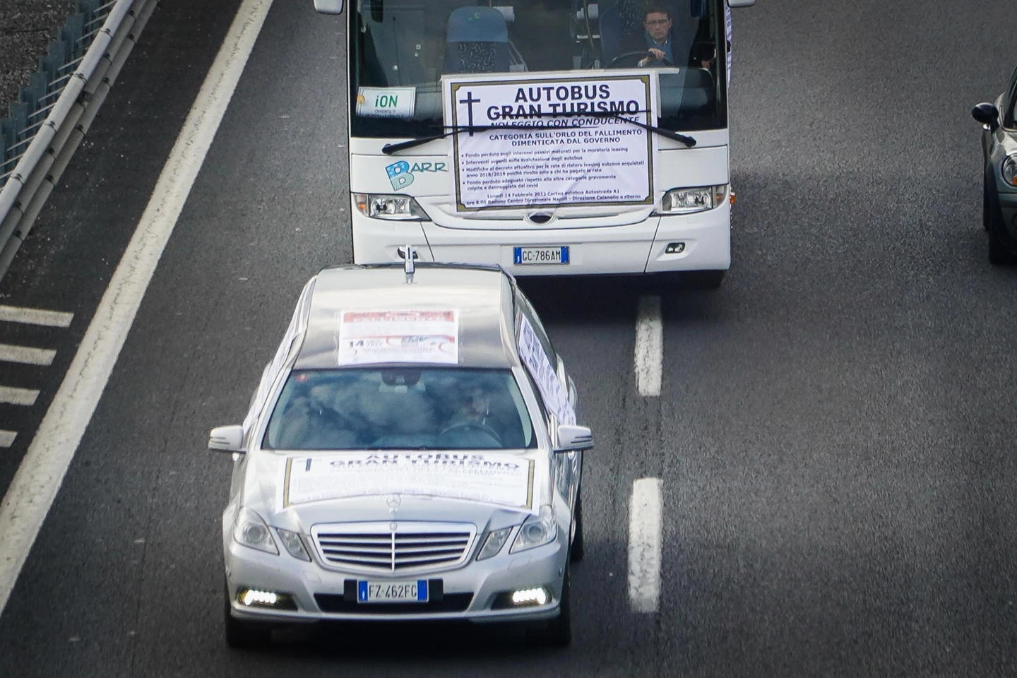 Carro funebre apre la protesta dei bus turistici che sfilano in corteo sulla A1 a Napoli