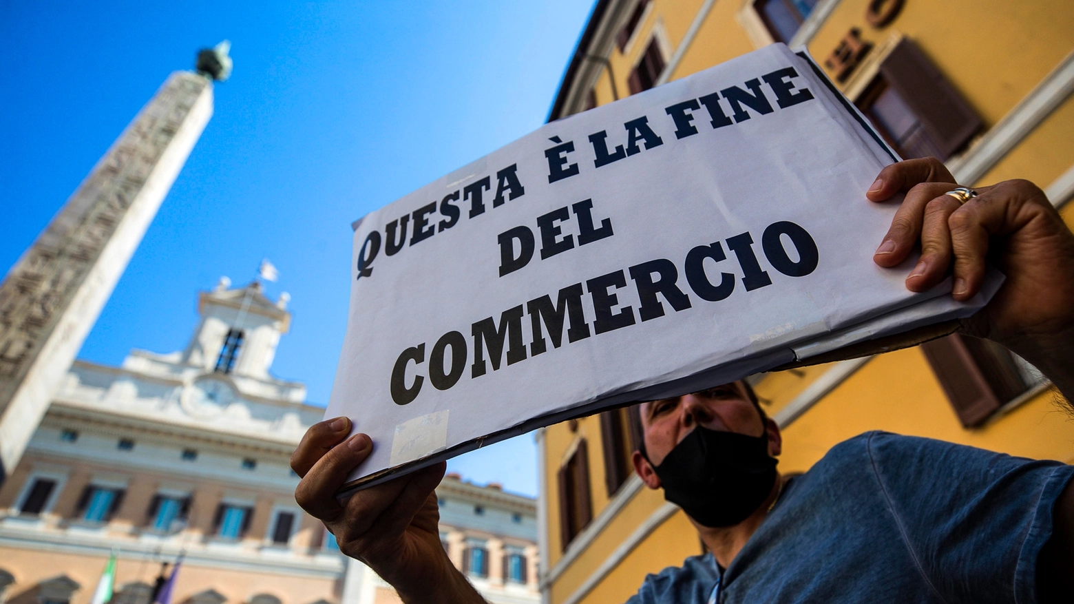 La  manifestazione dei commercianti ambulanti in piazza Montecitorio (Ansa)