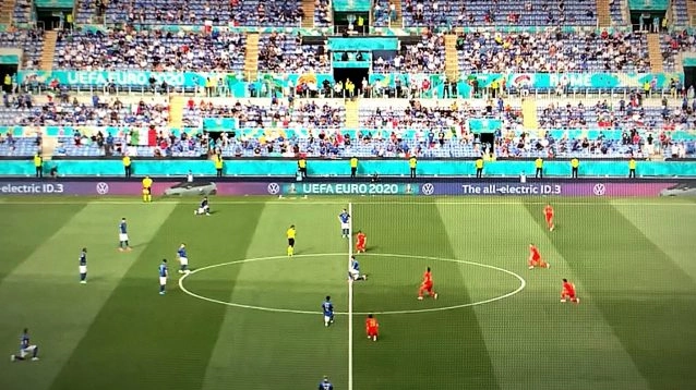 Mezza Italia in ginocchio prima del match con il Galles (dalla tv)