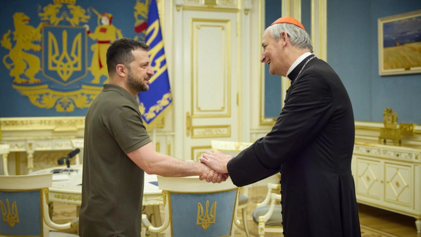Il presidente ucraino Volodymyr Zelensky con il cardinale Matteo Zuppi