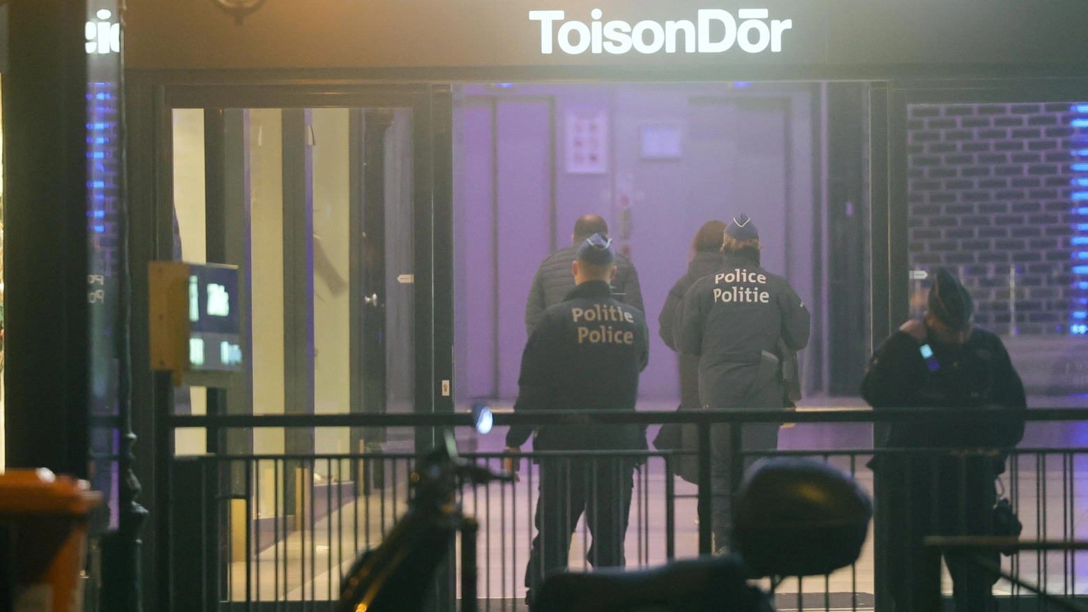 La polizia accorsa sul luogo della sparatoria a Bruxelles (Ansa)