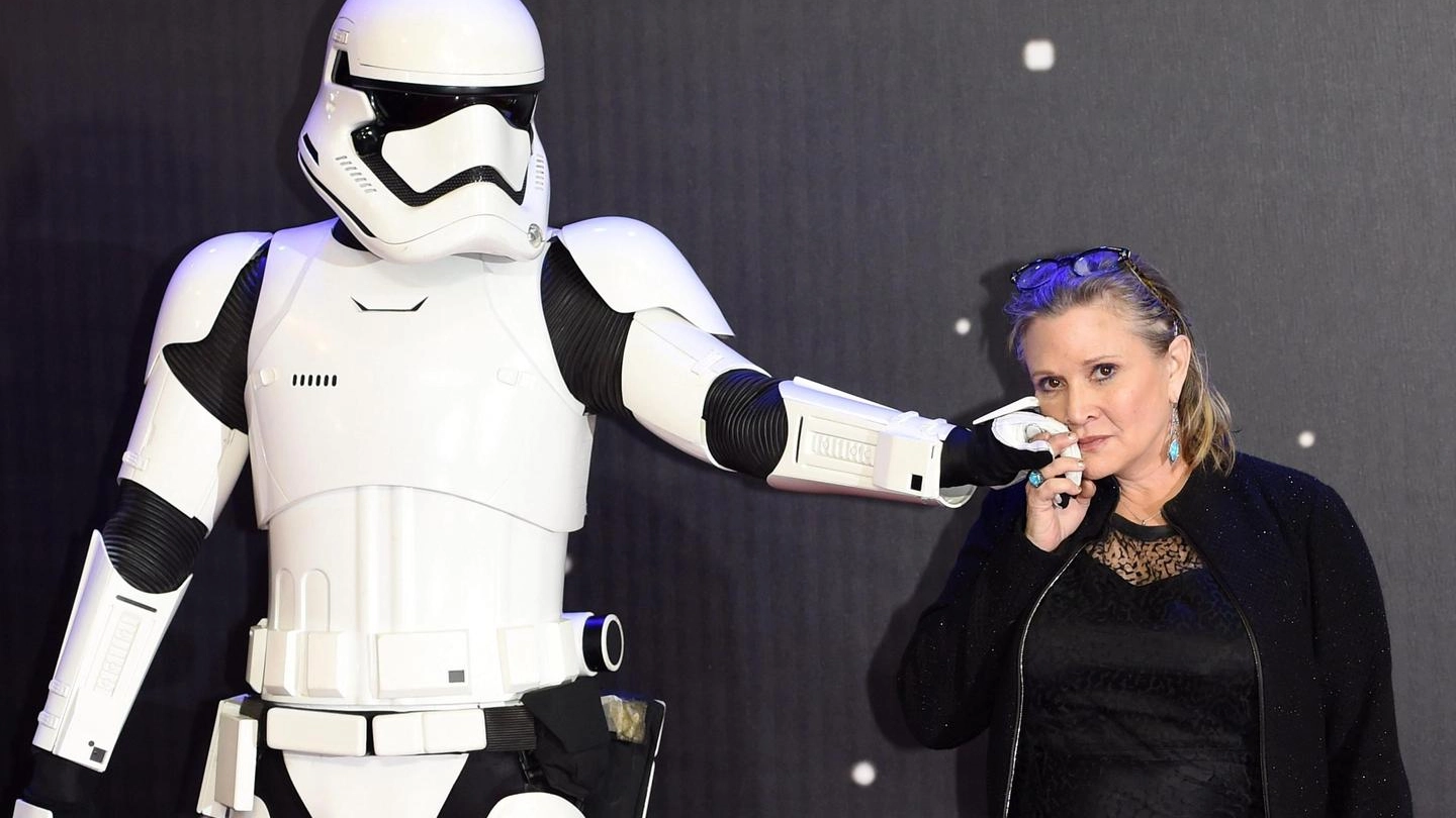 Carrie Fisher con uno Stormtrooper (Ansa)
