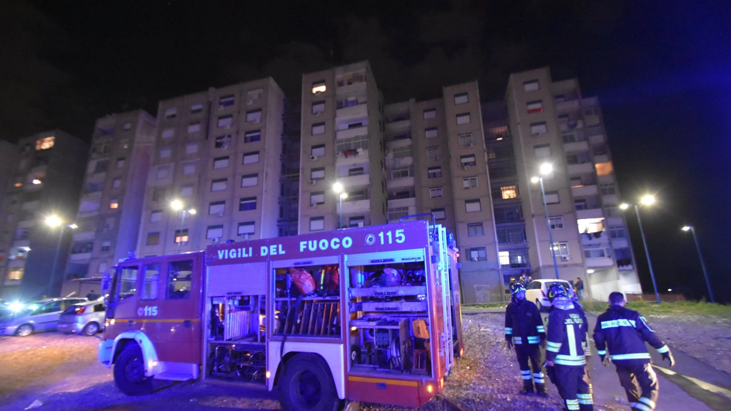 I vigili del fuoco intervenuti per domare un incendio a Librino, Catania (LaPresse)