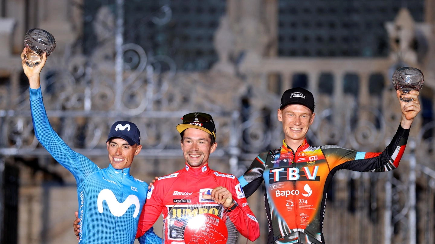 Il podio dell'ultima tappa della Vuelta di Spagna 2021 (Ansa)