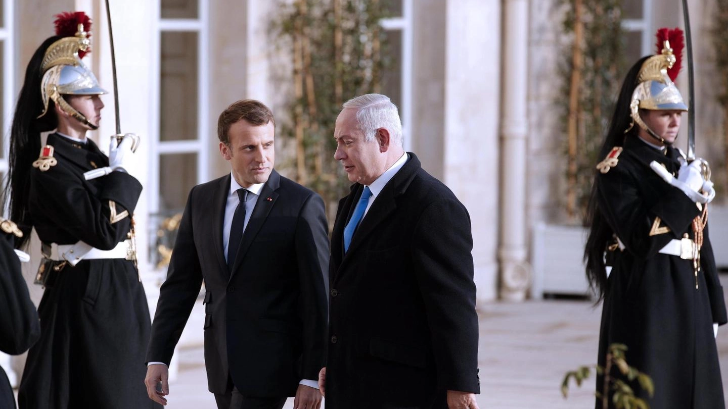 Emmanuel Macron con Benjamin Netanyahu all'Eliseo (Ansa)