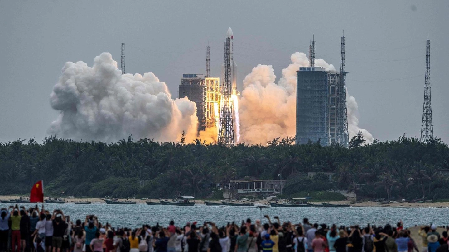 Il lanciatore spaziale cinese "Lunga marcia 5B" (Ansa)