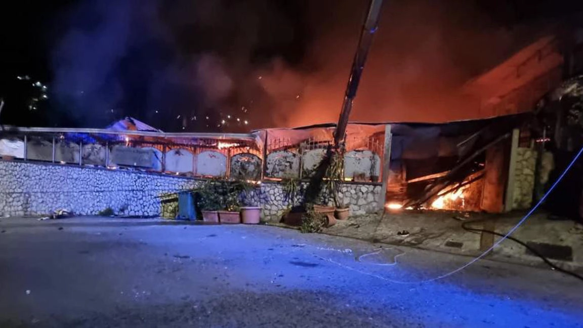 L'incendio divampato nel ristorante 'La Cantina del Castello' a Gragnano (Ansa)