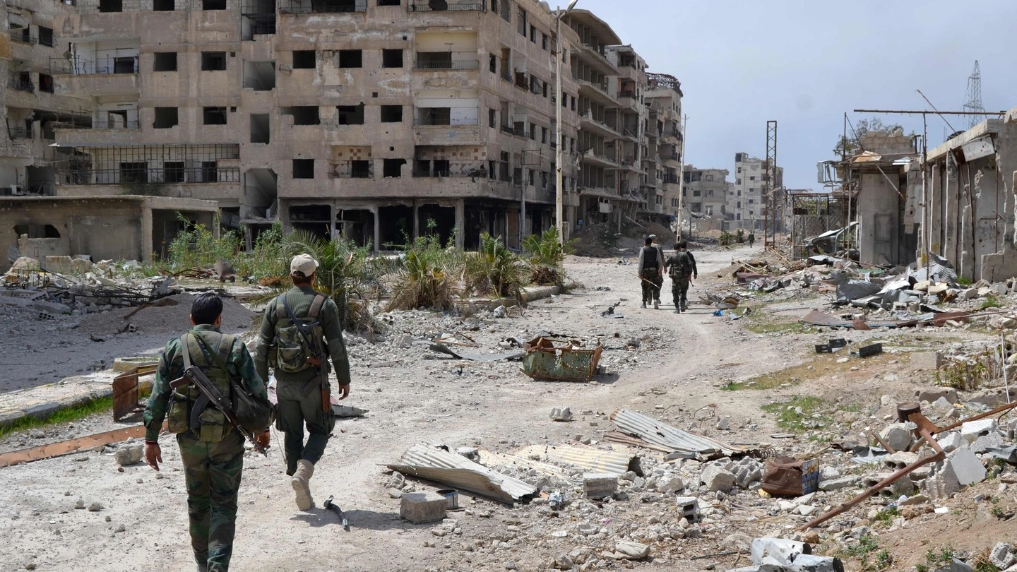 Soldati siriani in una delle città del Ghouta, ex roccaforte dei ribelli (Afp)