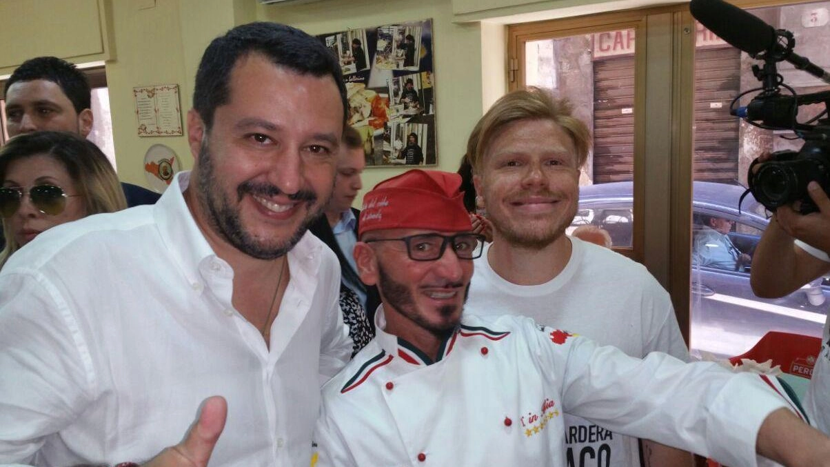Matteo Salvini con Antonino Buffa a sostegno del candidato La Vardera, a destra (Ansa)