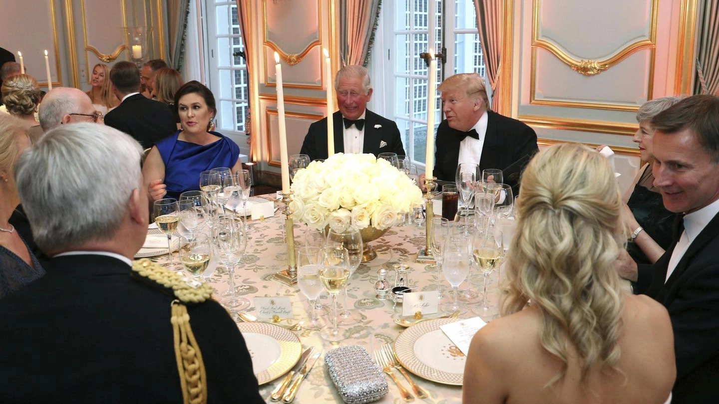 Trump con la Coca Cola alla cena di gala a Londra (Ansa)