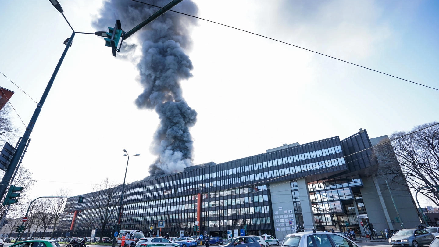Incendio all'ex centro direzionale Fiat di Torino (Ansa)