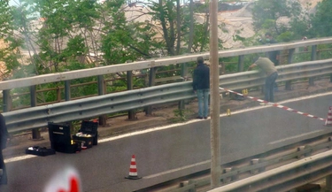 Mistero a Trieste: cadavere di un uomo appeso al guardrail. Bendato, con mani e piedi legati