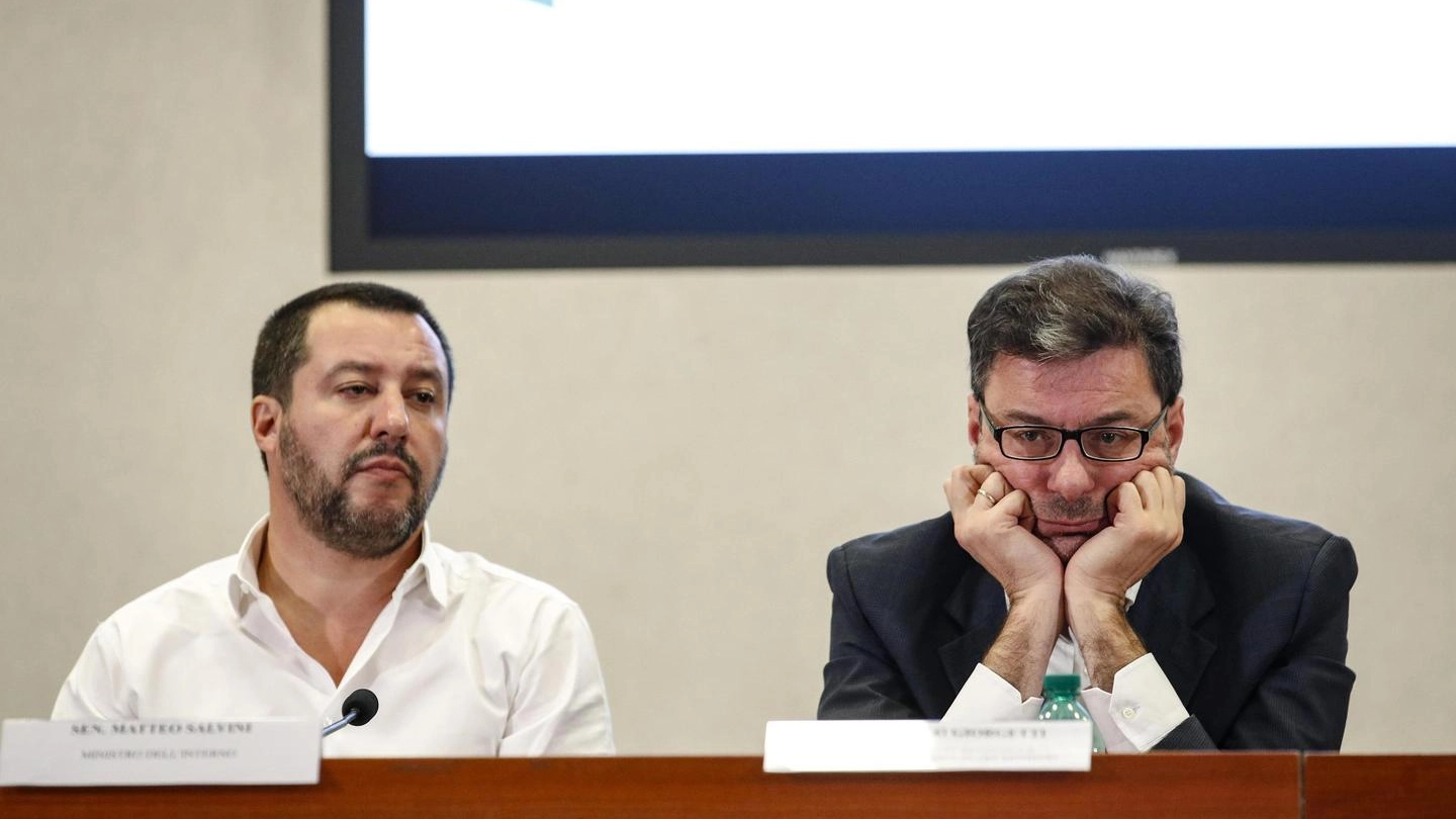 Il ministro dell'Interno Matteo Salvini e il sottosegretario Giancarlo Giorgetti (Ansa)