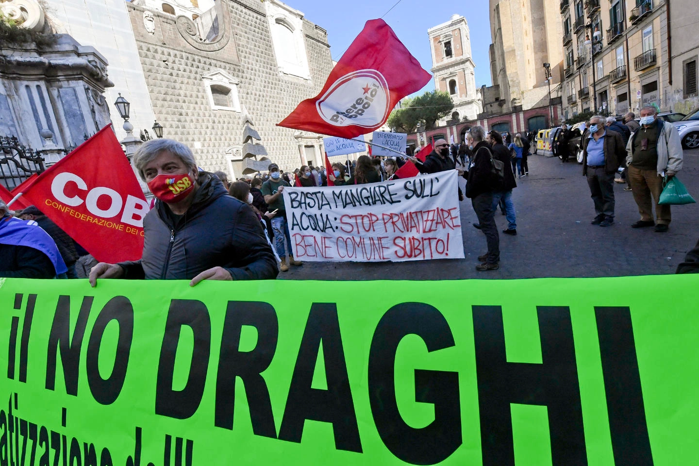 Un momento della  manifestazione a Napoli in difesa dell'acqua pubblica 