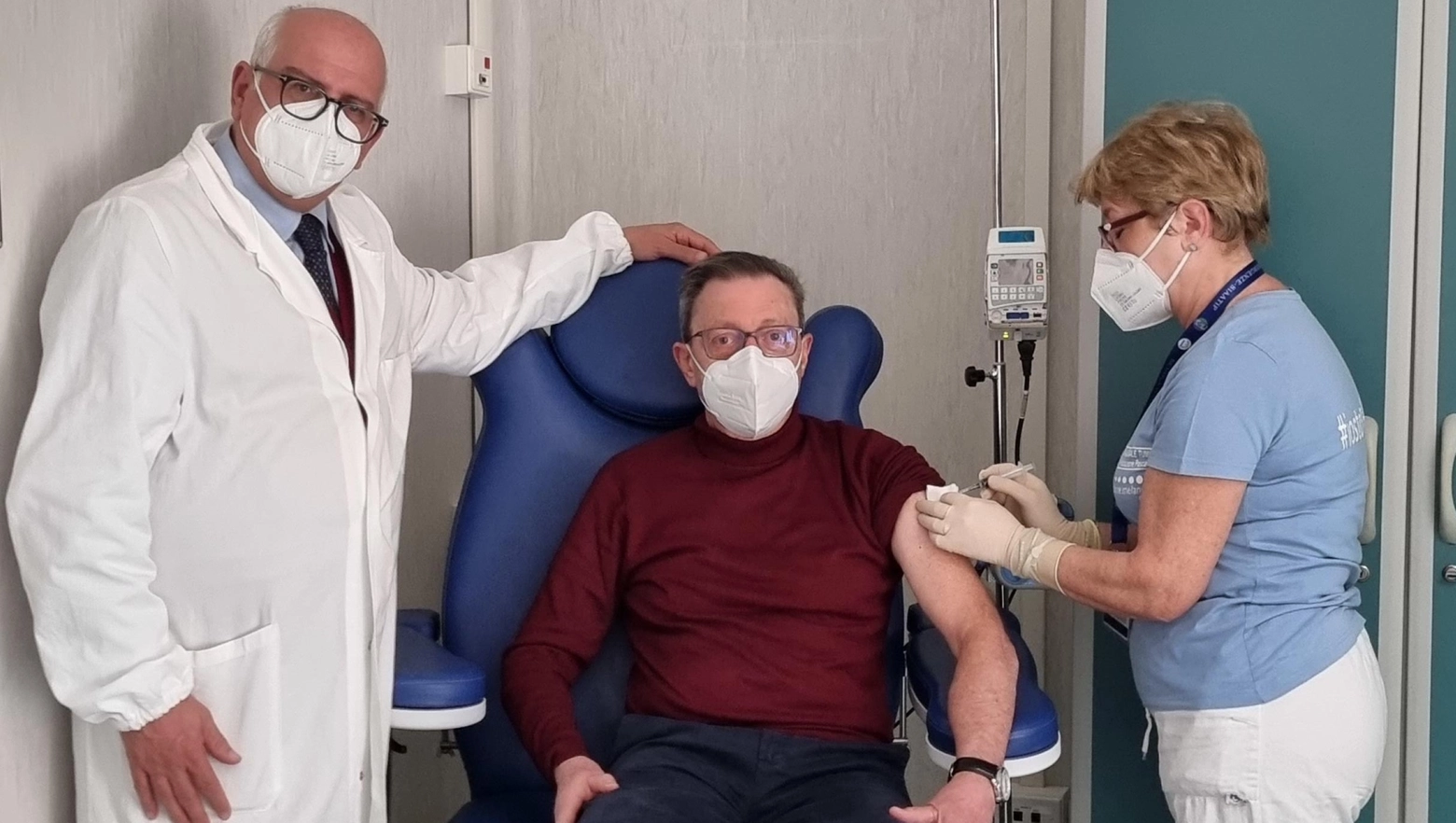Alfredo De Renzis riceve il vaccino a mRna anti melanoma all'Istituto dei tumori Pascale di Napoli (Ansa)