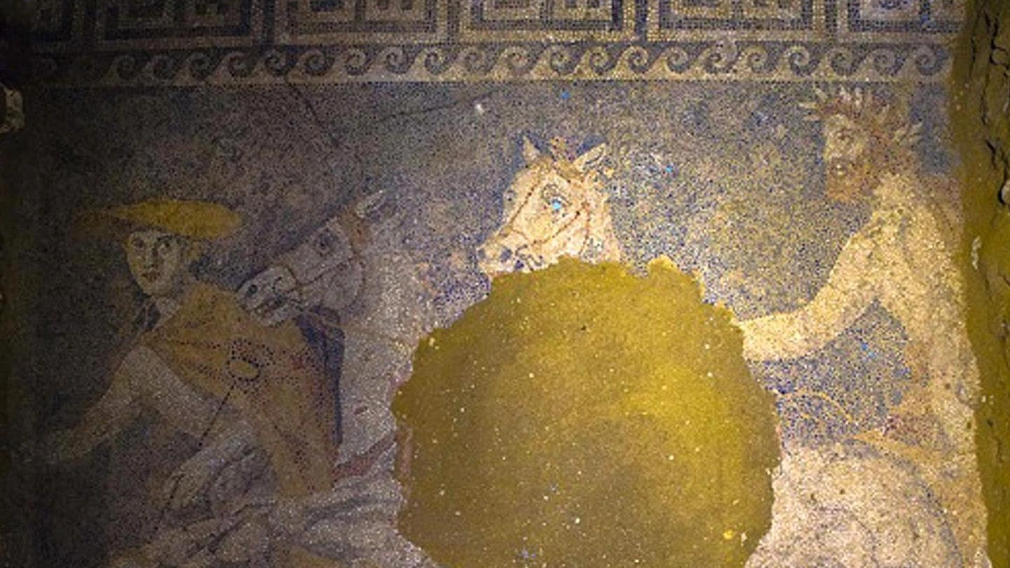  TESORO Il mosaico policromo raffigurante Hermes scoperto  ad Anfipoli, in Macedonia, nel Nord della Grecia. Sopra, un particolare (foto  Ap e Ansa)