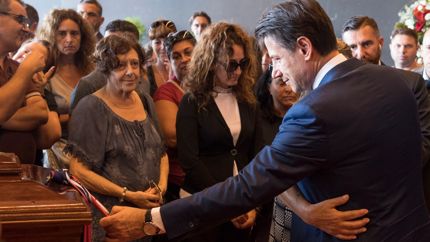 Il premier Conte con i familiari delle vittime di Genova (Ansa)