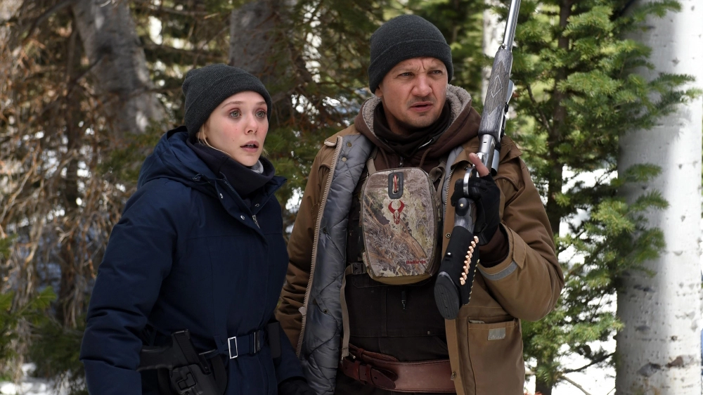 Elizabeth Olsen e Jeremy Renner  in una scena del film – Foto: IndieWire